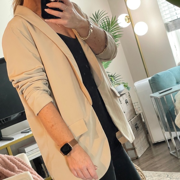 Women’s taupe blazer. Slightly oversized, but good quality.  Not too heavy - Picture 12 of 12